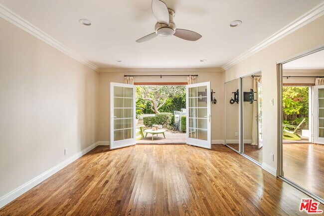 Building Photo - 1134 N Poinsettia Pl