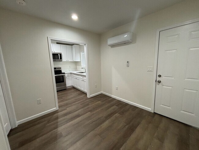 Building Photo - 3 Bedroom 2 Bath Home