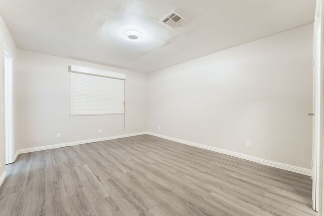 Building Photo - Exquisite Home, Prime Location!