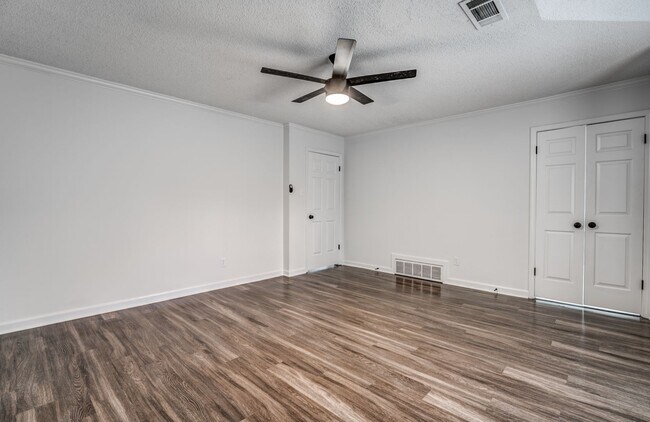 Building Photo - Style, Space, and Convenience in the Heart...