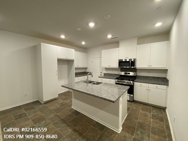 Building Photo - Fontana 3 Bedroom Home