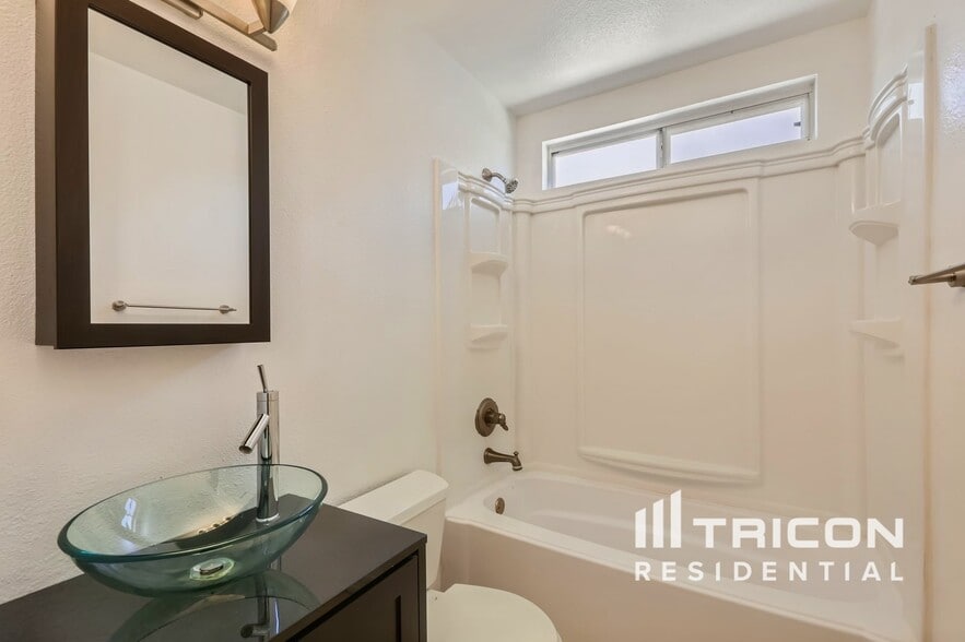 Building Photo - 673 E Estrella Dr