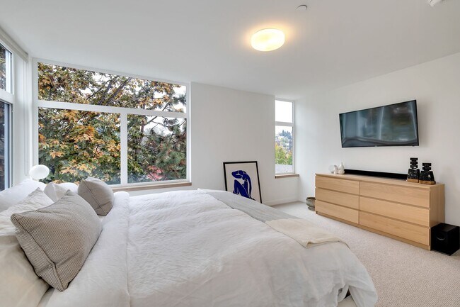 Building Photo - Modern stylish Madison Valley home