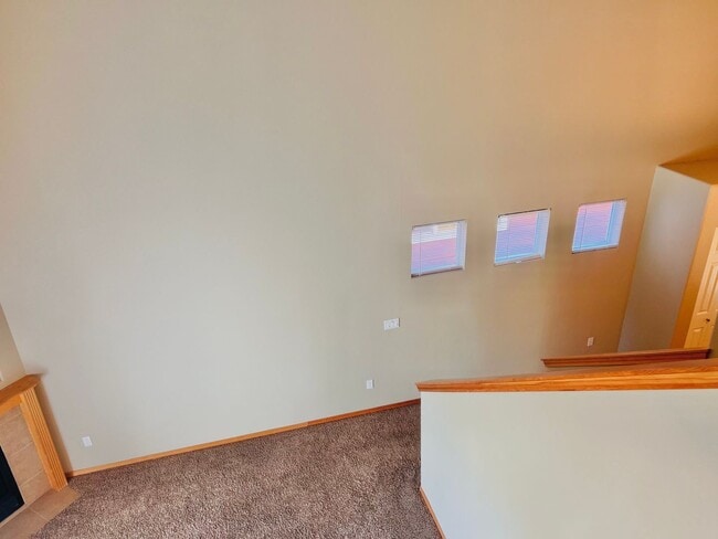 Building Photo - Enormous 4 Bed 2.5Bath + Bonus Room Great Lacey Neighborhood