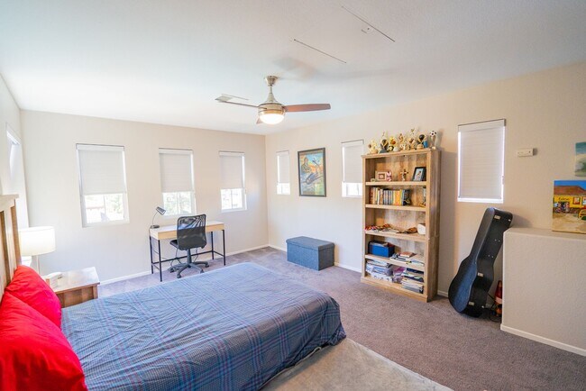 Building Photo - Beautiful Home in San Elijo, Morgans Corner!