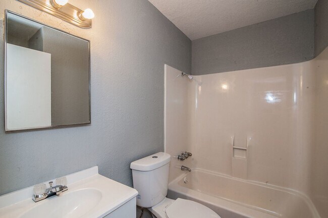 Building Photo - Cozy Remodeled House Near Downtown