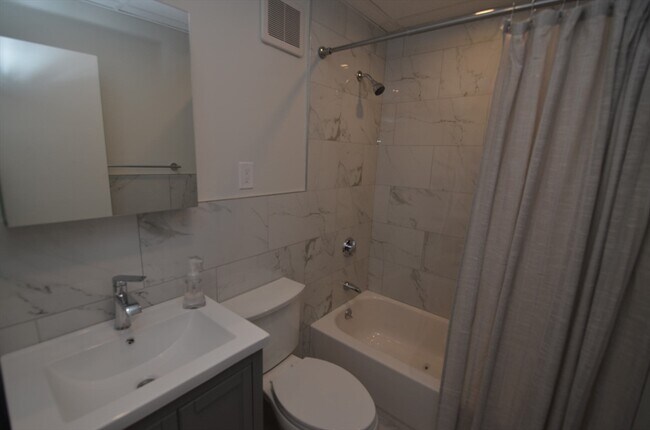 Building Photo - 594 Franklin St