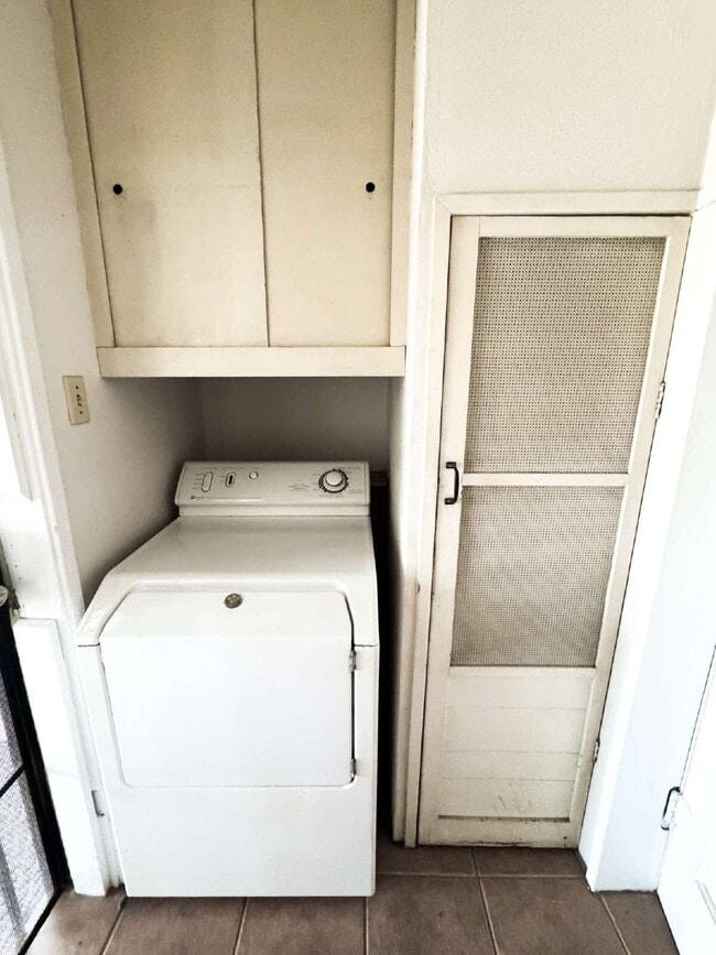 Building Photo - "Charming 3 Bedroom, 2 Bathroom Home with Spacious Living"