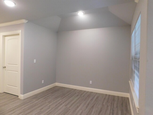 Building Photo - 9005-9007 Sandra Way