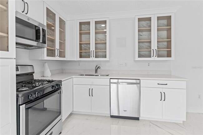 Building Photo - 421 Rollins Dr