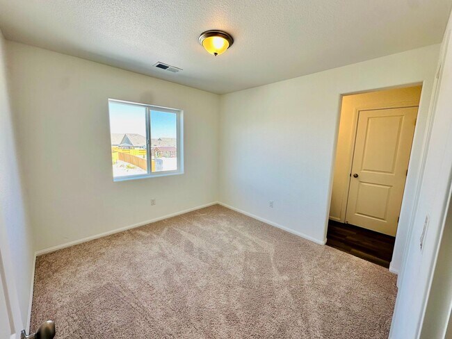 Building Photo - Charming Newer 3 bedroom House