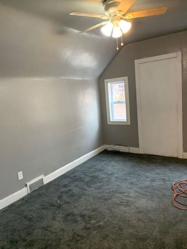 Building Photo - Stop- Wait a Minute ! Beautifully updated upper 2 bedroom flat - Section 8 Accepted