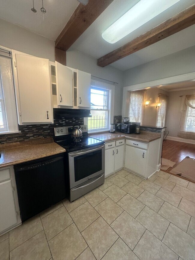 Building Photo - 3 bedroom 2 bath beautiful home with tons of character!