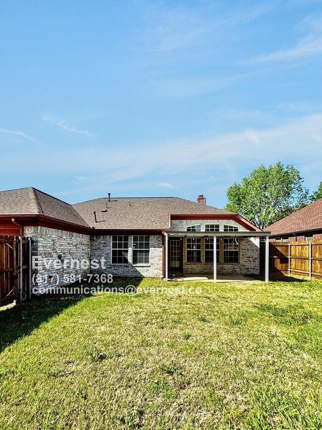 Building Photo - Spacious 3-Bedroom Home with Fenced Yard a...