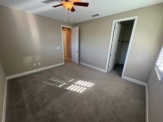 Building Photo - Spacious 4 Bed 3 Bath Tracy Home