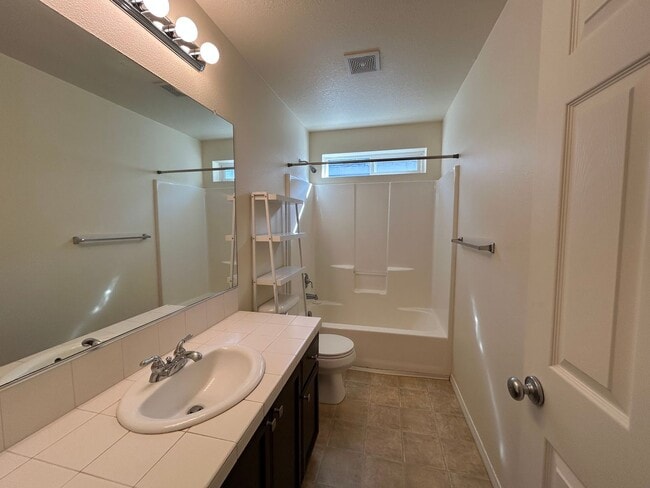 Building Photo - Spacious 4 Bedroom (plus den), 3 Bath Home...