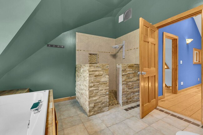 Building Photo - One-of-a-Kind 4 BR Retreat on Nearly 13 Pr...