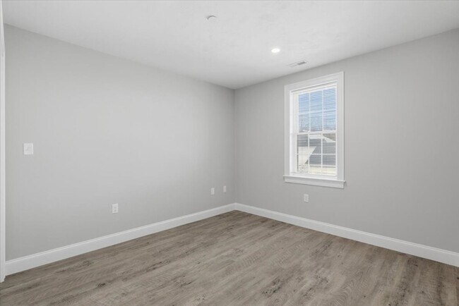 Building Photo - 204 Central St