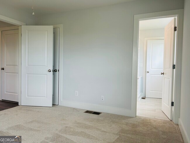 Building Photo - 425 Smokey Rd