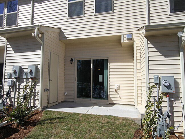 Building Photo - Live in Popular Thompson Ridge near Duke!