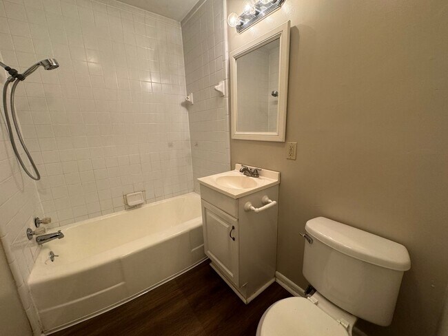 Building Photo - VINYL FLOORS, FENCED YARD 3 Bedroom Near 21st & Yale!