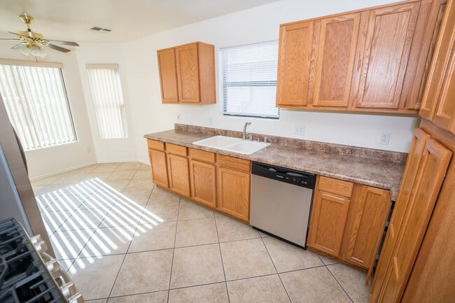 Building Photo - Charming 3-bedroom, 2-bathroom Home w/ 2 C...