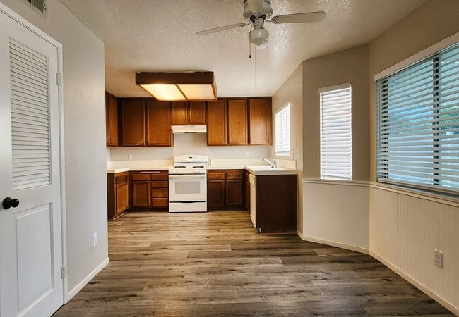 Building Photo - Corner Lot, 3BD, 2.5BA Home in Lake Elsinore