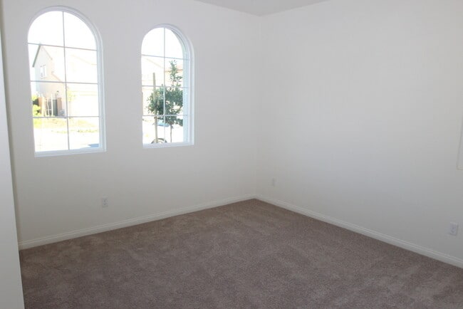 Building Photo - Available! Single Story 3/2 stunner located at West Haven!