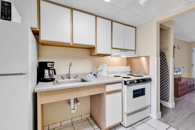 Building Photo - 2300 N Ocean Blvd