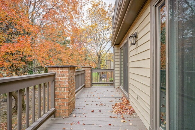 Building Photo - 2004 Augusta Cir