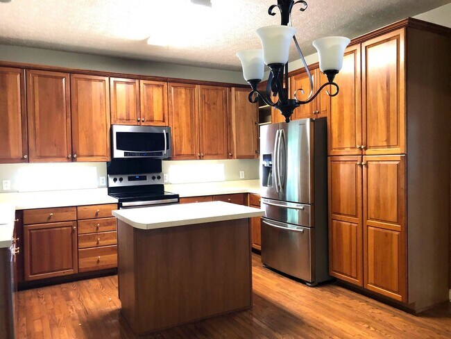 Building Photo - 4-Bedroom Home in Hendersonville!