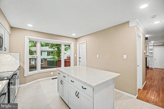 Building Photo - 16200 Edgewood Dr