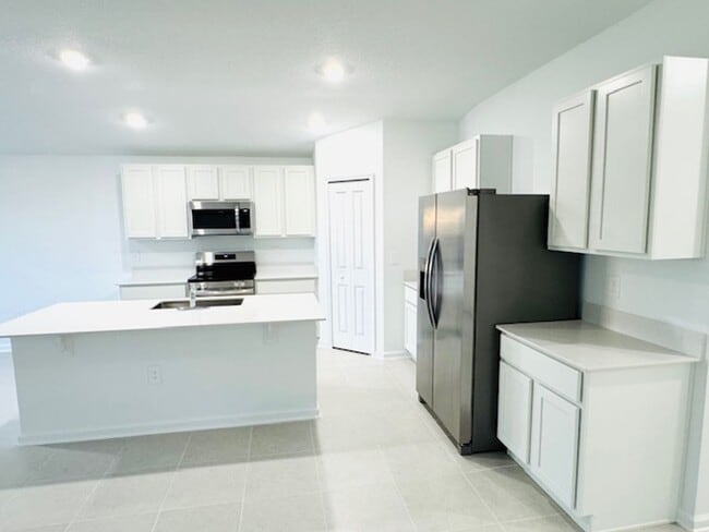 Building Photo - Home For Rent in Haines City with 4 Bedrooms and 2 Baths