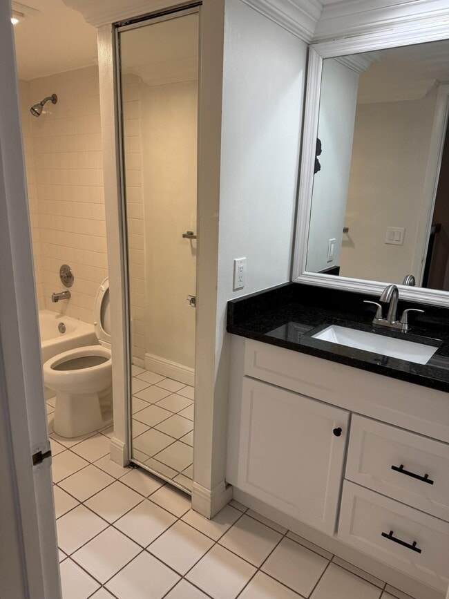 Building Photo - 915 9th Way