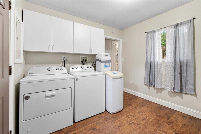 Building Photo - 9535 Listeria St