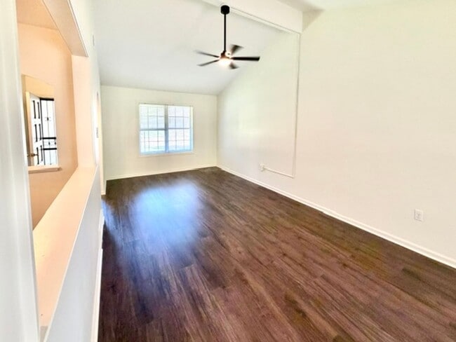 Building Photo - Newly renovated 3BR 2 bath home in Bartlett with separate Living Rm & Den!