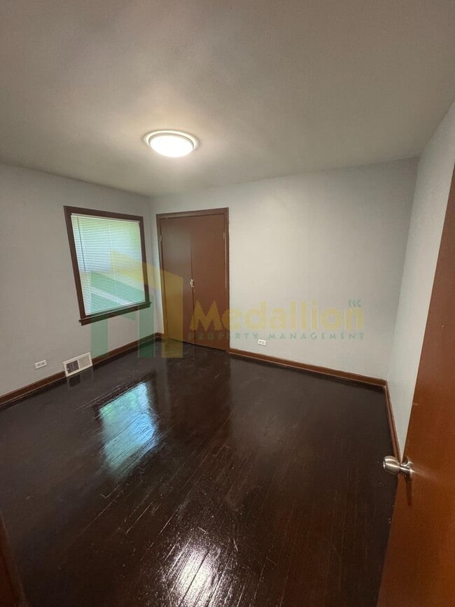 Building Photo - Brick Bungalow 4 bed 2 bath + Bonus area i...
