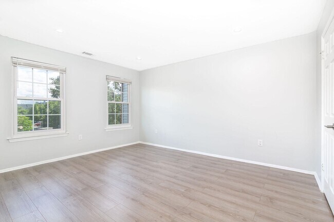 Building Photo - 27 Cottonwood St