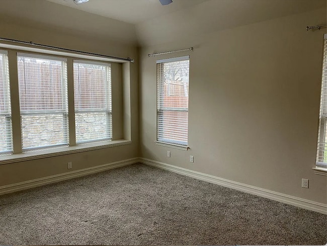 Building Photo - 1006 Jamal Dr