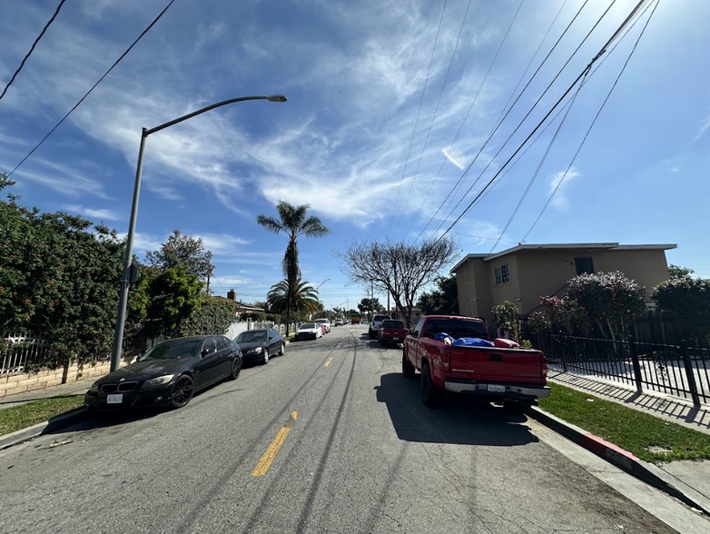 Building Photo - 4064 E 60th St