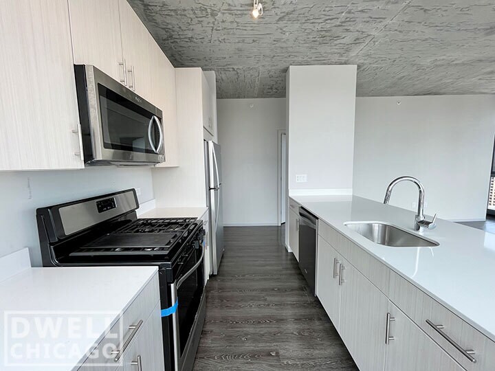 Building Photo - 719 S Clark St