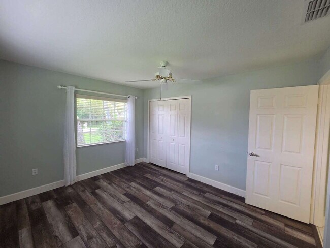 Building Photo - "Charming 2-Bed, 2-Bath North Port Retreat with Gleaming Hardwood Floors!"