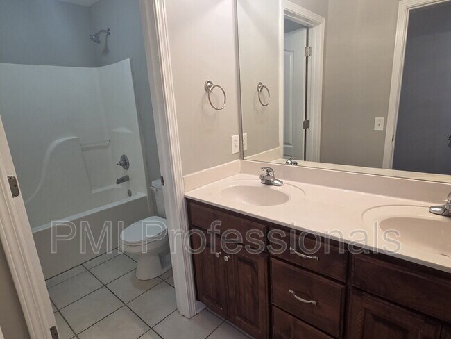 Building Photo - 617 Rambush Dr