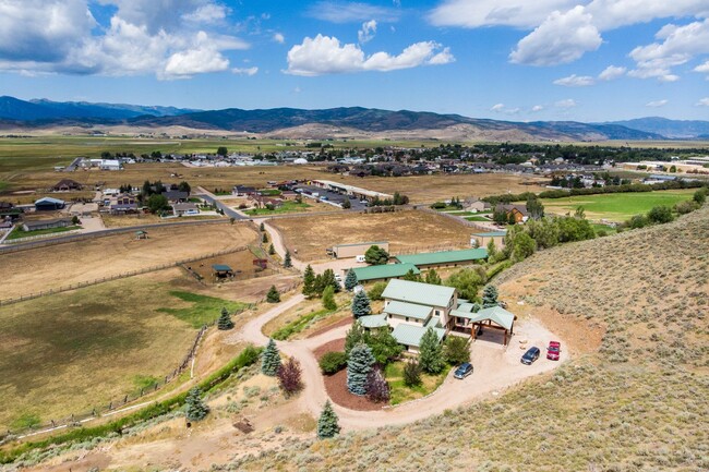 Building Photo - Private Hillside Ranch Home Available Wint...