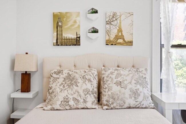 Building Photo - 542 E 14th St