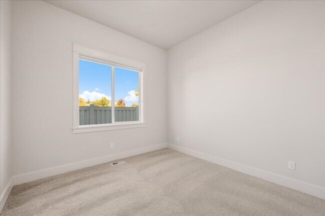 Building Photo - 3 Bedroom. 2.5 Bathroom House in Nampa