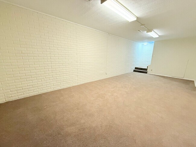 Building Photo - Stunning 5-Bedroom Home with Pool in Desir...