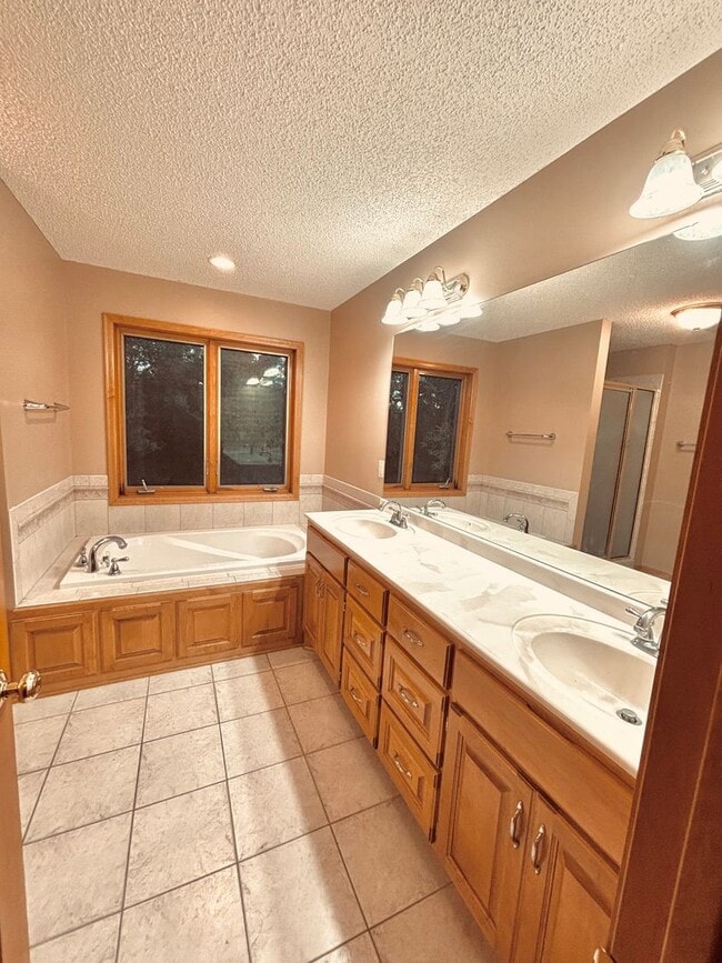 Building Photo - Huge 5 bed home located in Maple Grove!