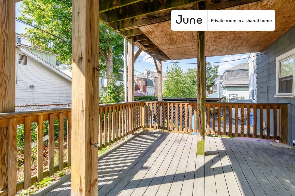 Building Photo - Private bedroom in 2 bed/1 bath Home
