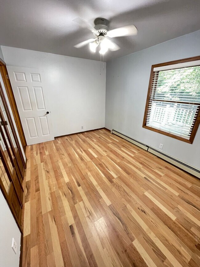 Building Photo - AVAILABLE NOW - 2 Bedroom, 1 Bath Two Harb...